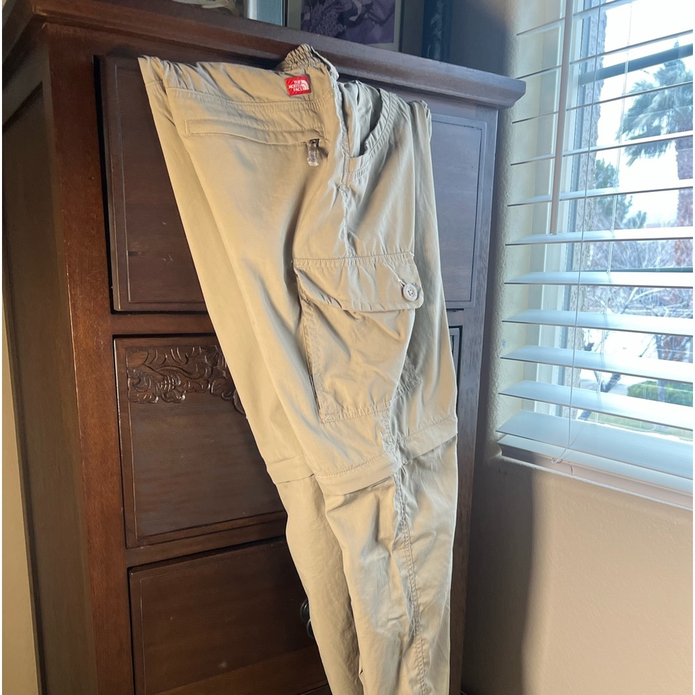 North face size 6 hiking pants turns into shorts.